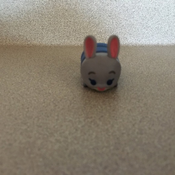 Disney Tsum Tsum Vinyl Judy Hopps Medium Zootopia - Picture 1 of 6